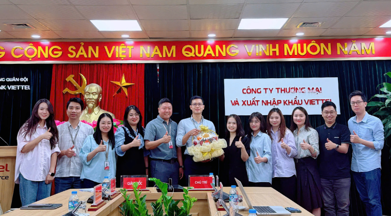 Seongon và khách hàng Viettel Store